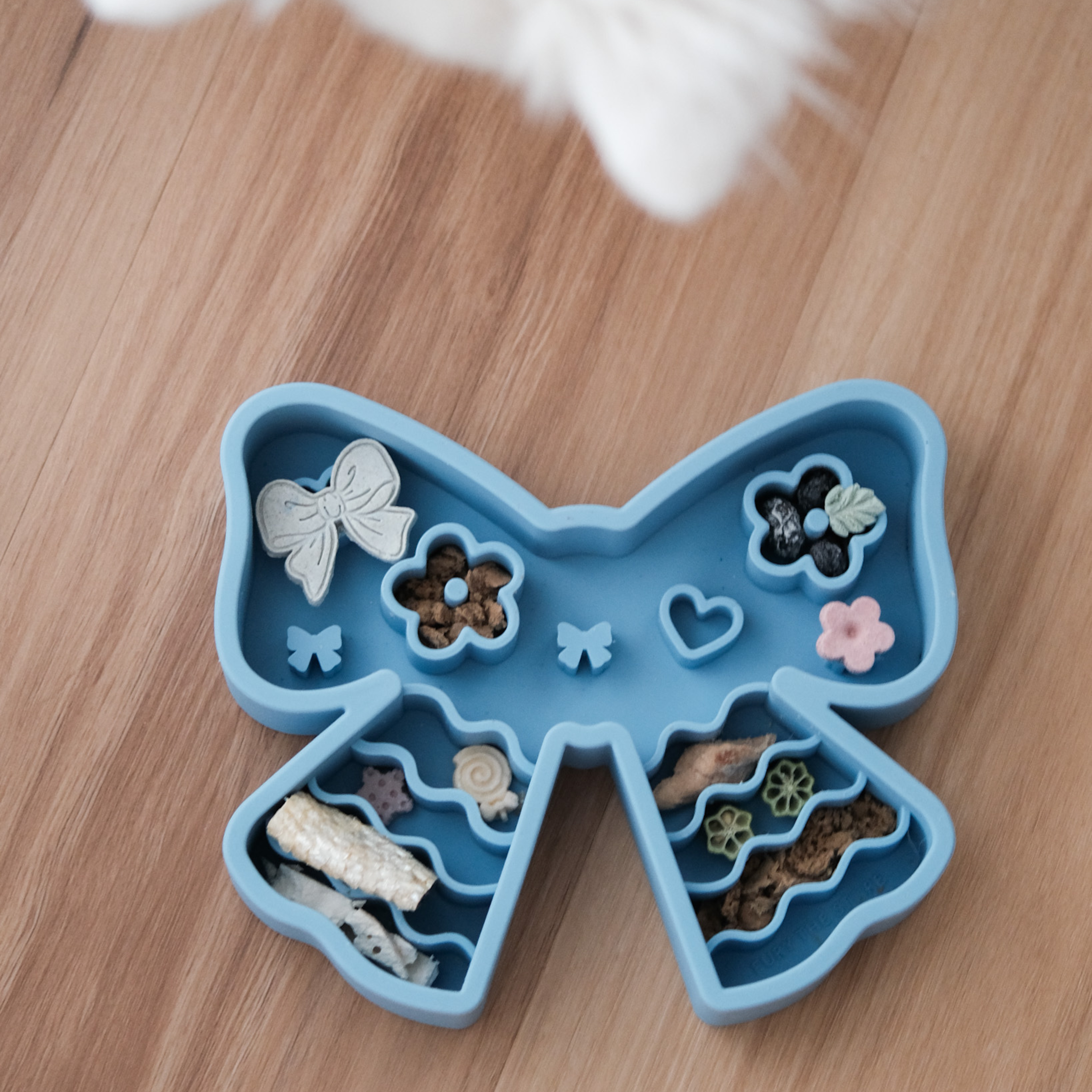 coquette forage feeder in blueberry (blue)