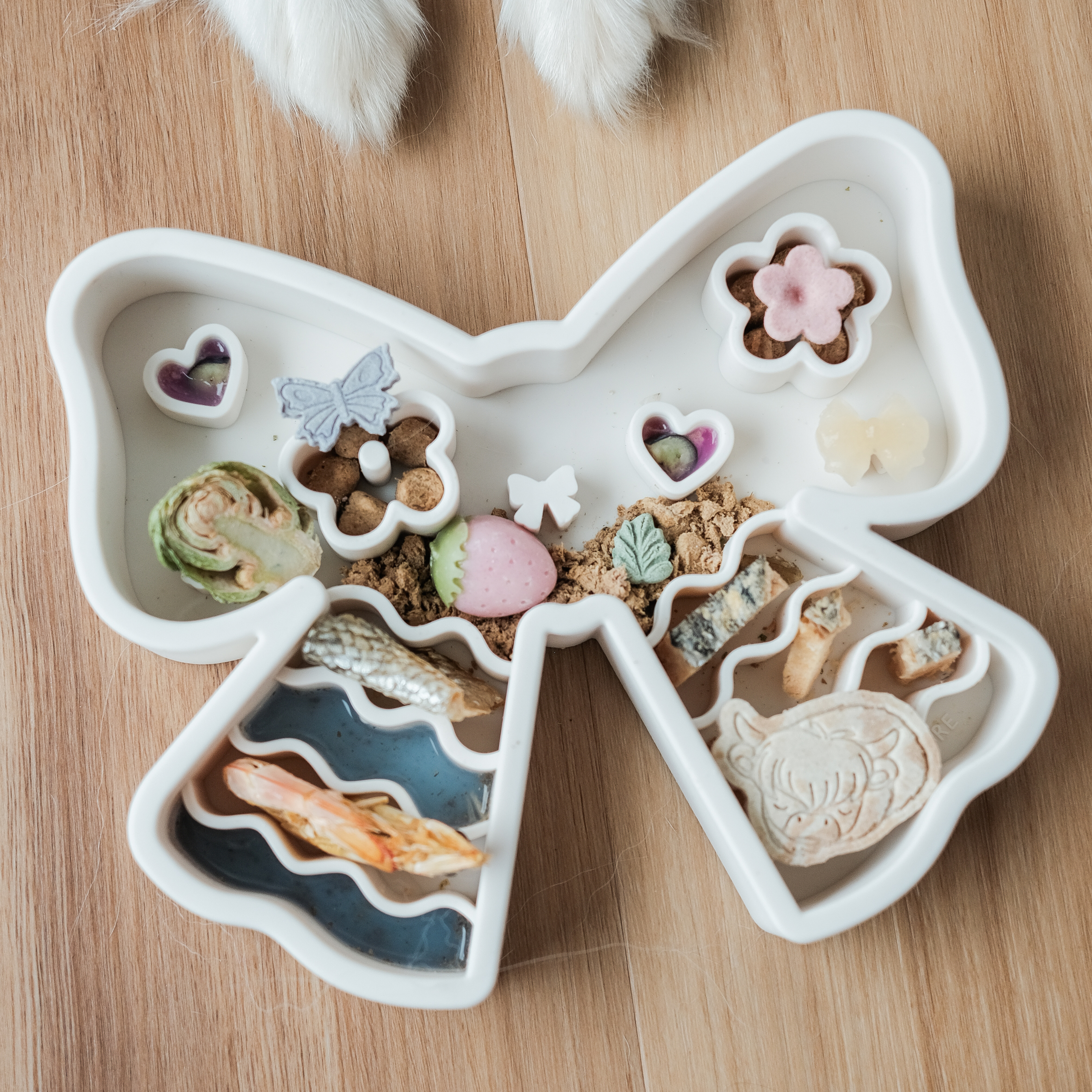 coquette forage feeder in oat milk (white)