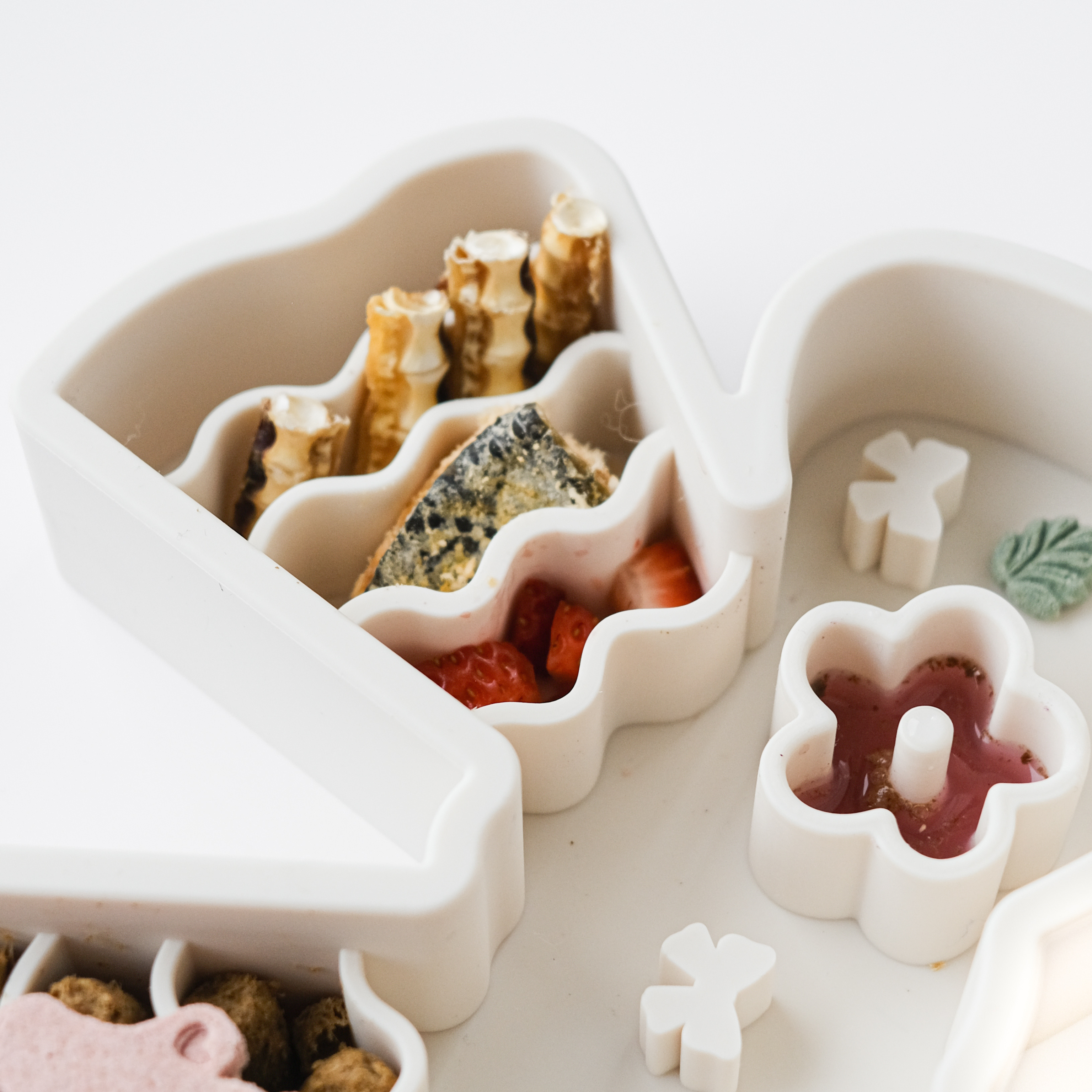 coquette forage feeder in oat milk (white)