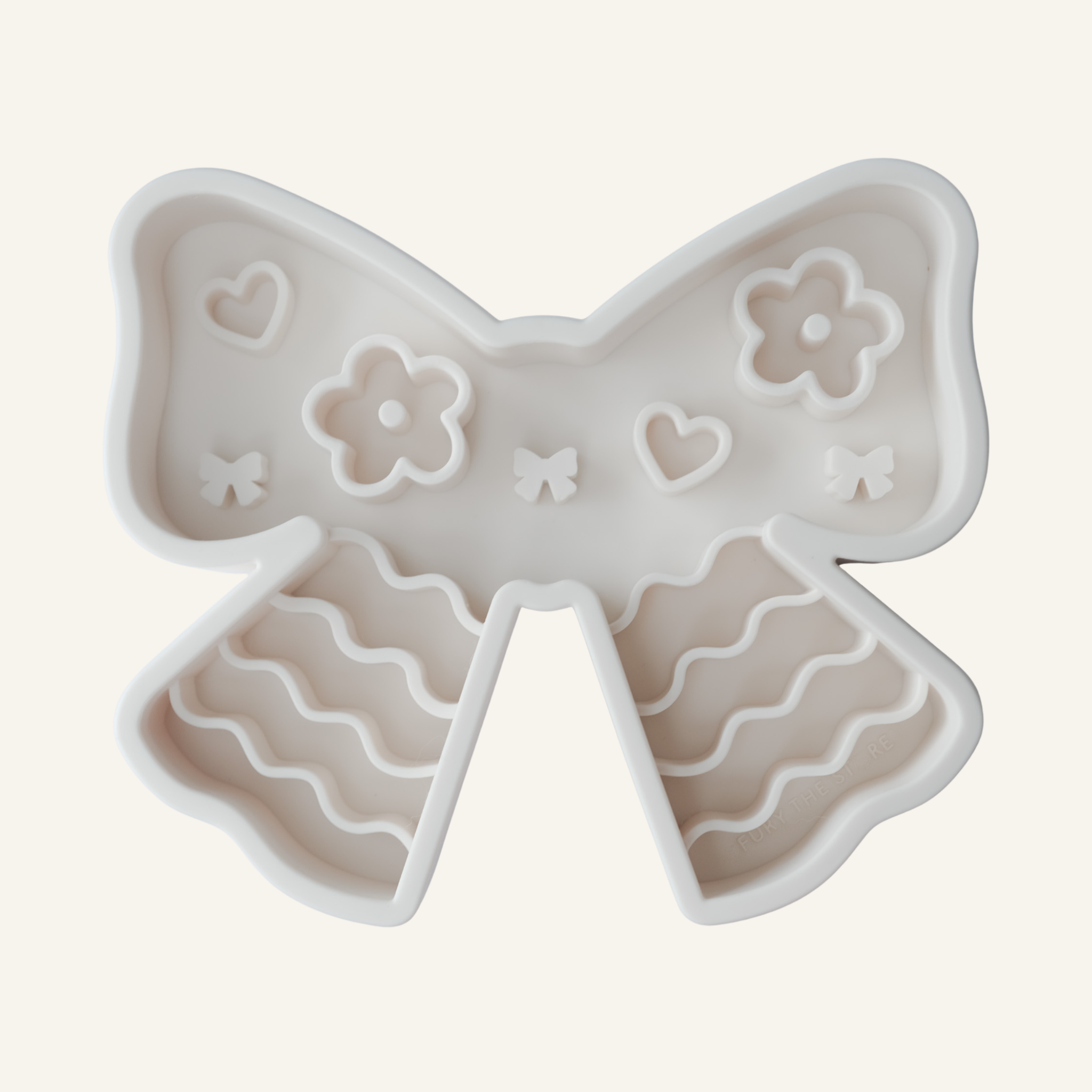 coquette forage feeder in oat milk (white)