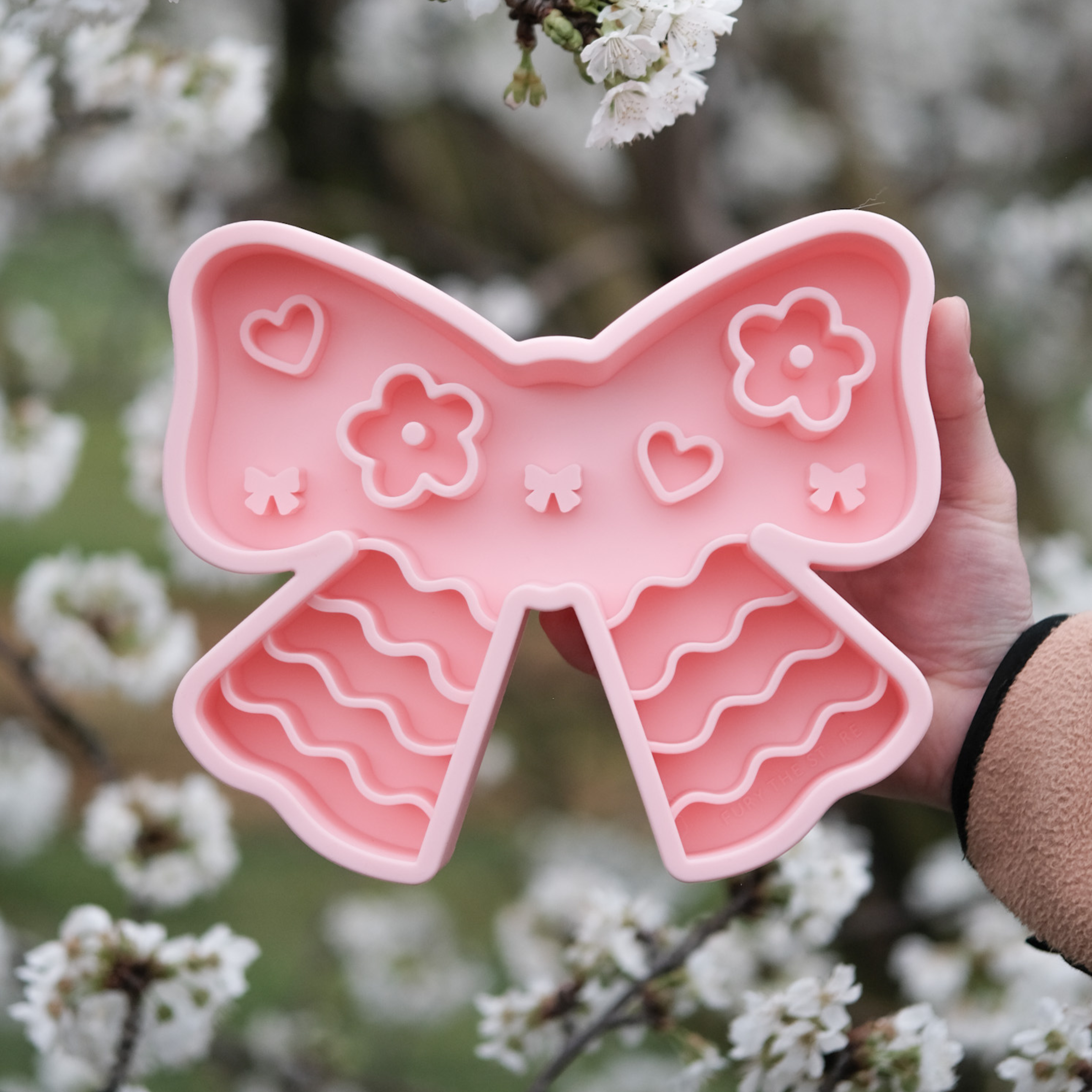 coquette forage feeder in strawberry (sold out)