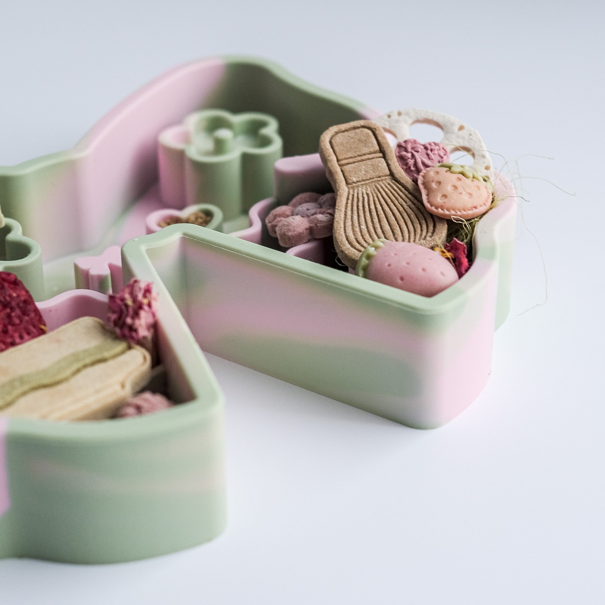 coquette forage feeder in strawberry matcha
