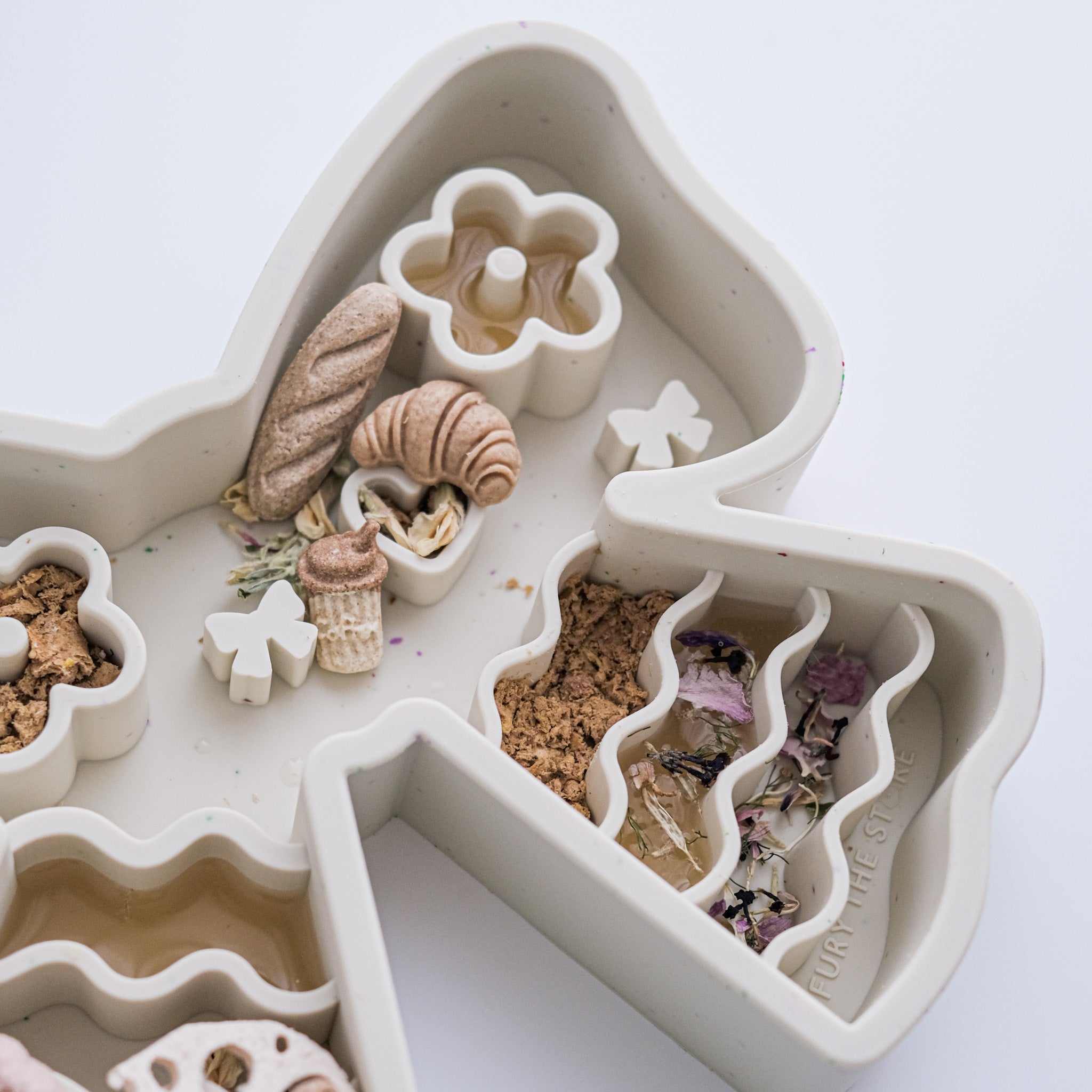 coquette forage feeder in confetti