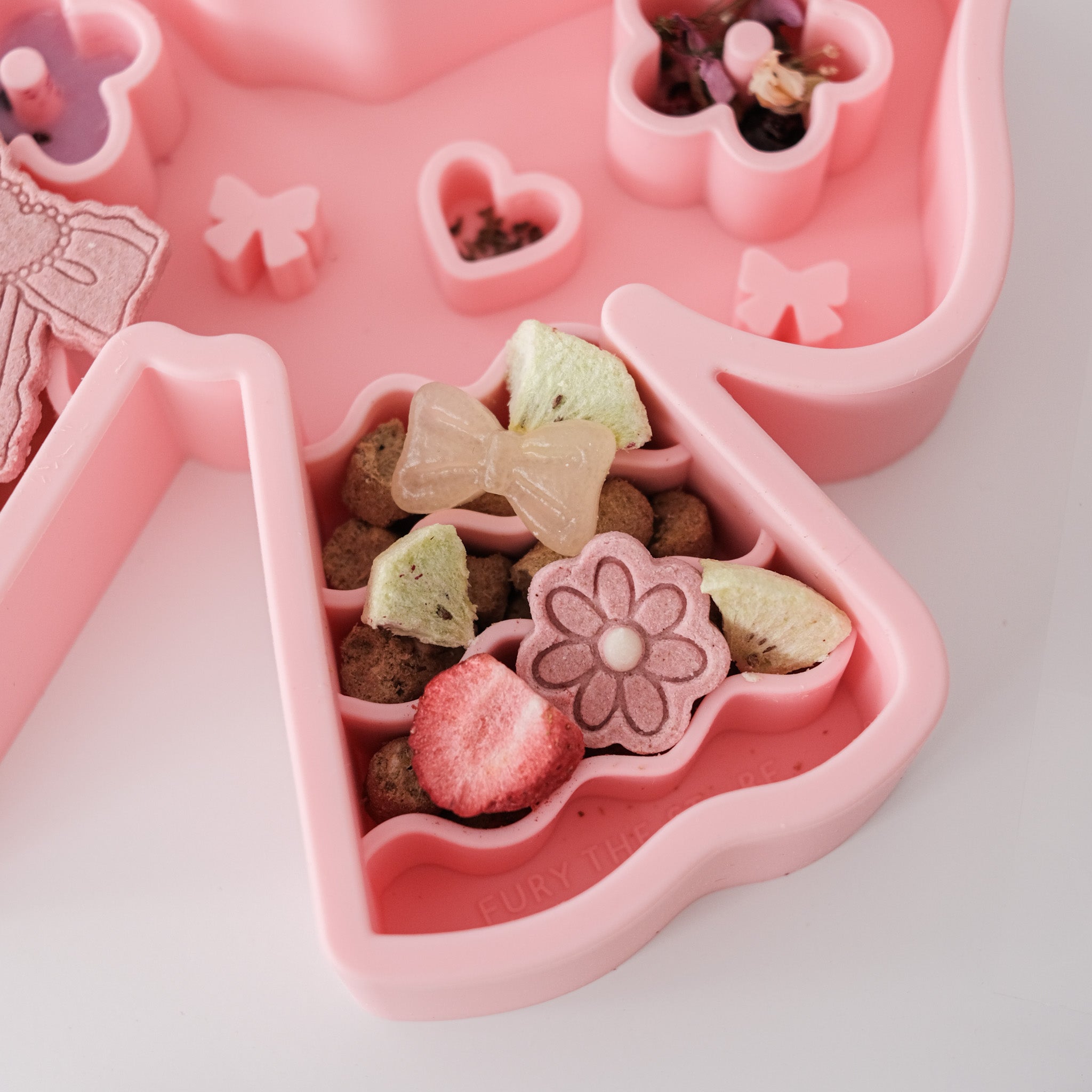 coquette forage feeder in strawberry (sold out)