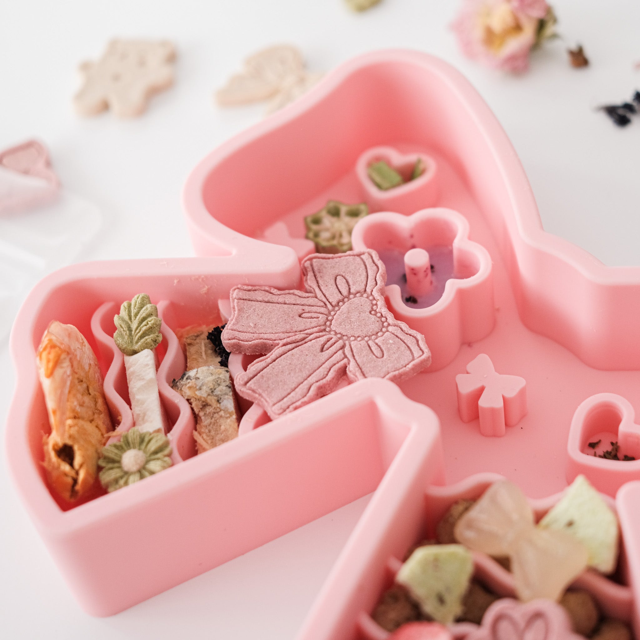 coquette forage feeder in strawberry (pink)