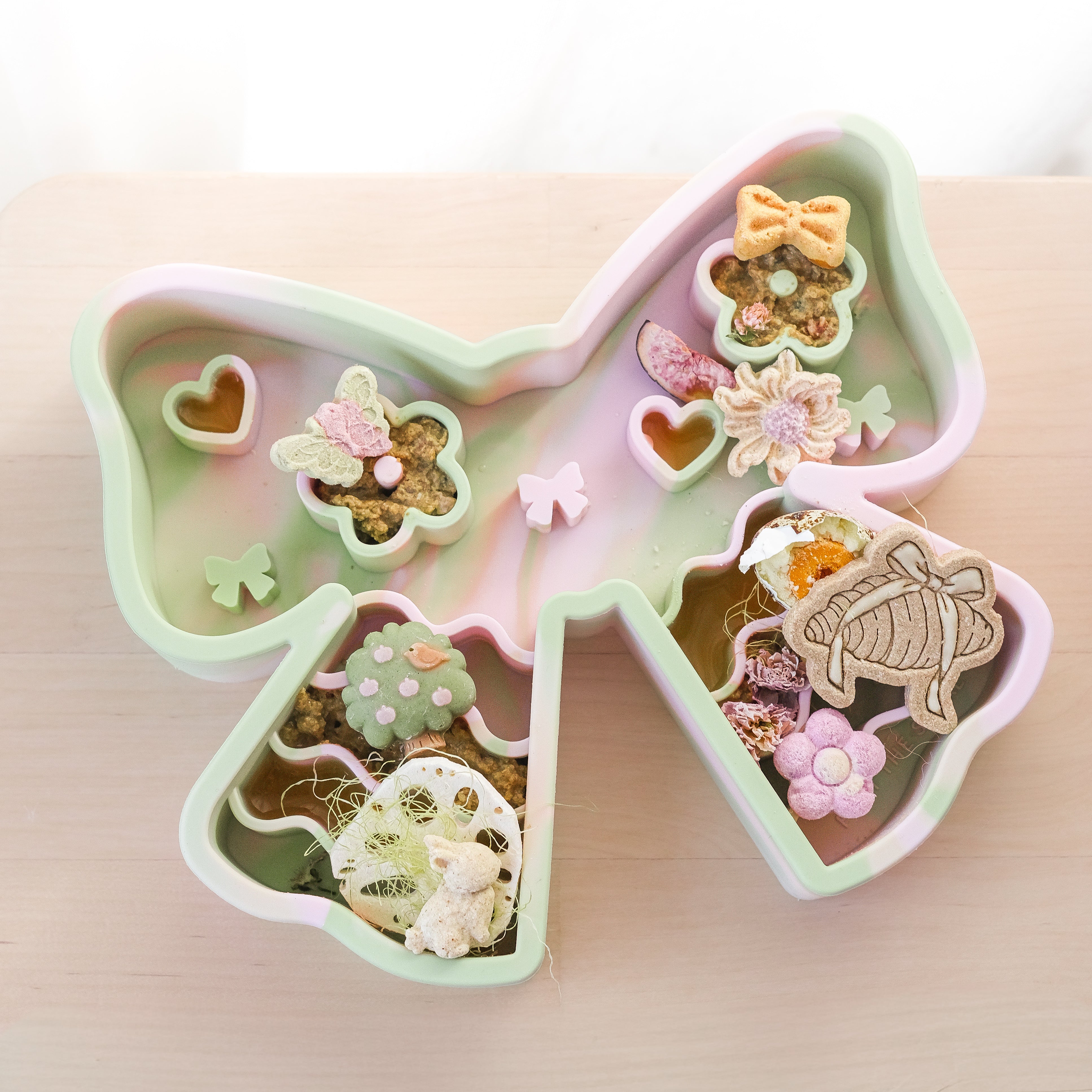 coquette forage feeder in strawberry matcha