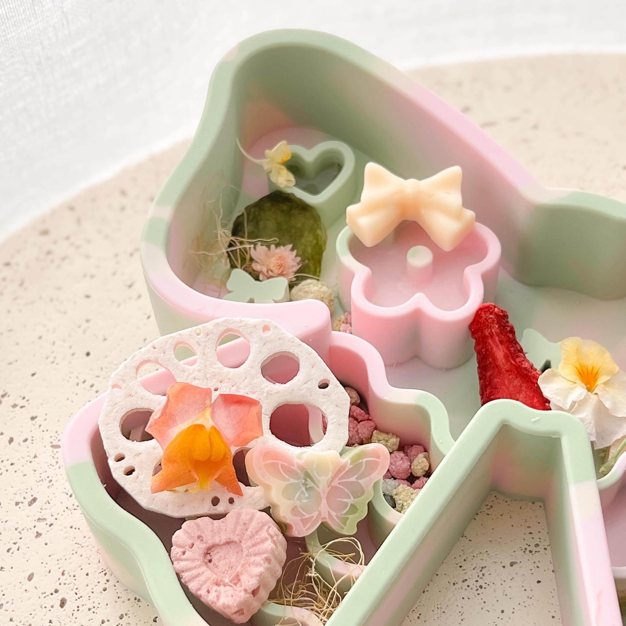 coquette forage feeder in strawberry matcha