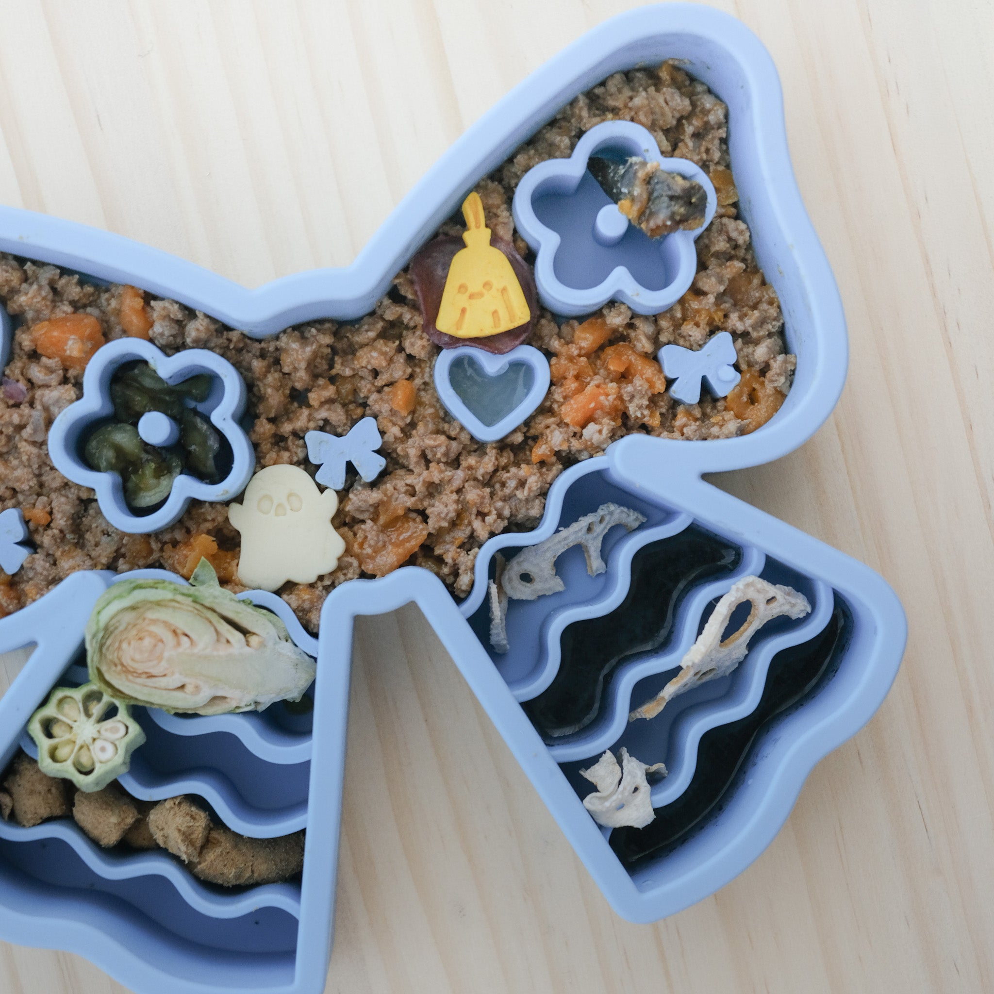 coquette forage feeder in blueberry (blue)