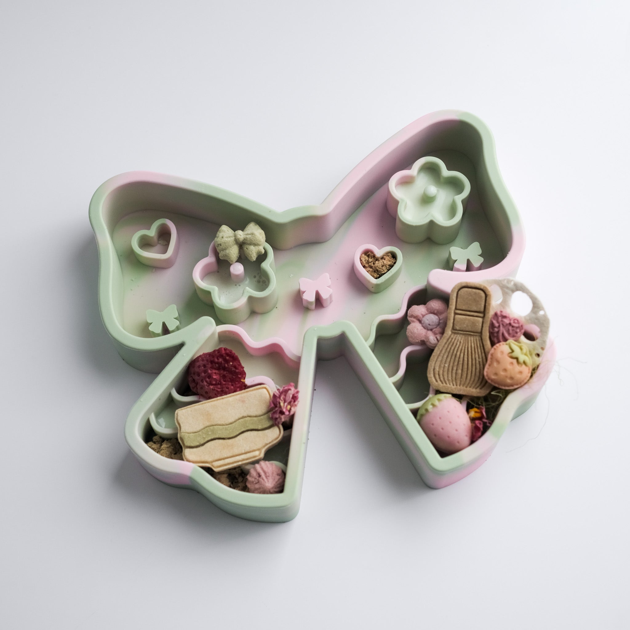 coquette forage feeder in strawberry matcha