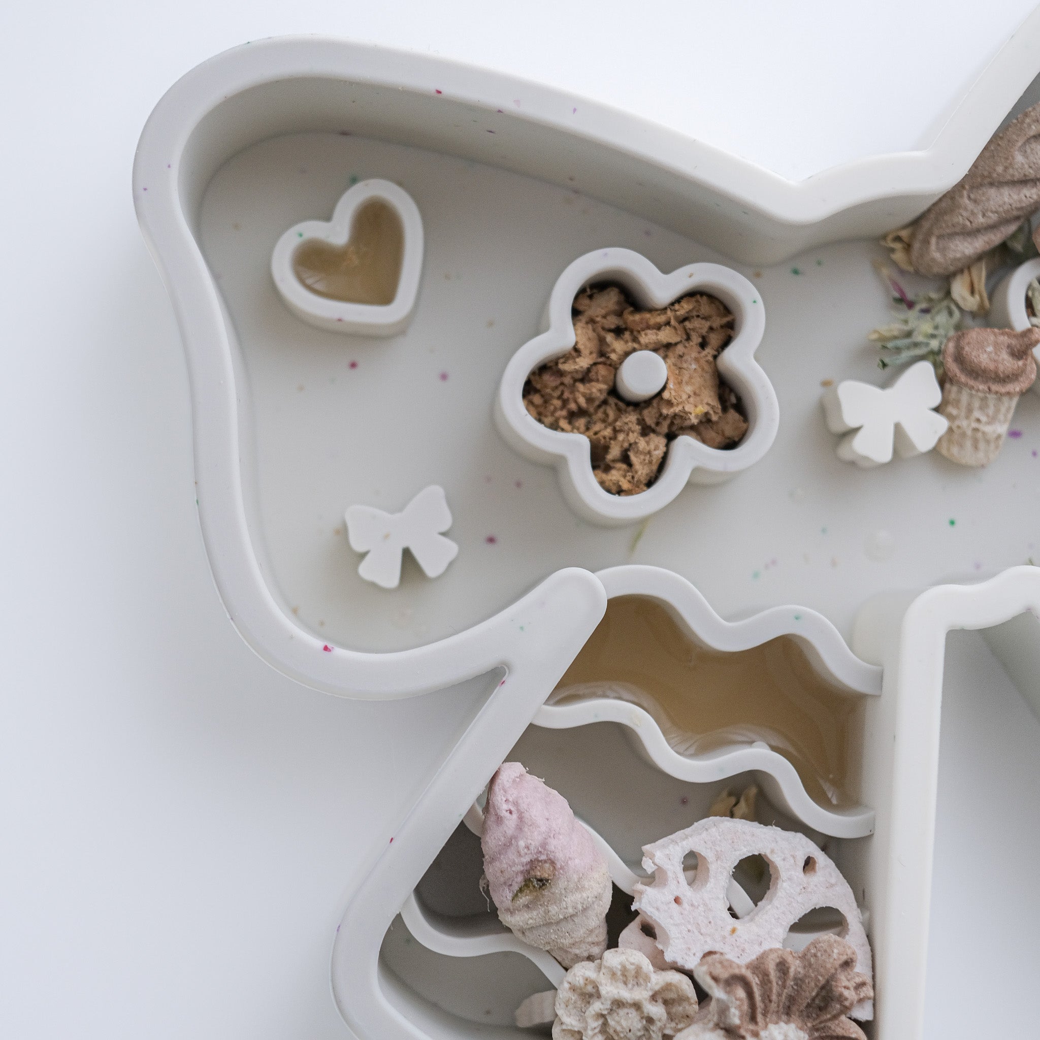 coquette forage feeder in confetti